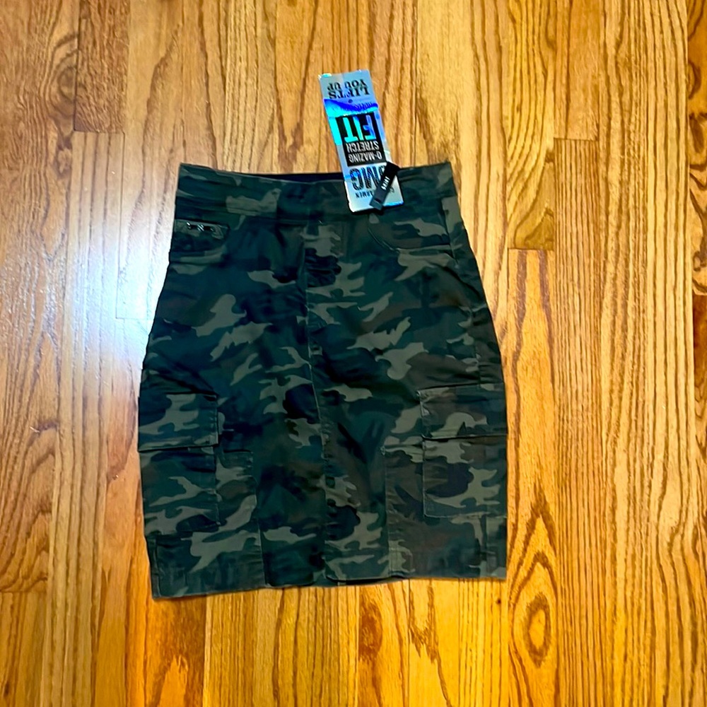 Coco and Carmen O-MAZING stretch fit camo jean skirt size small